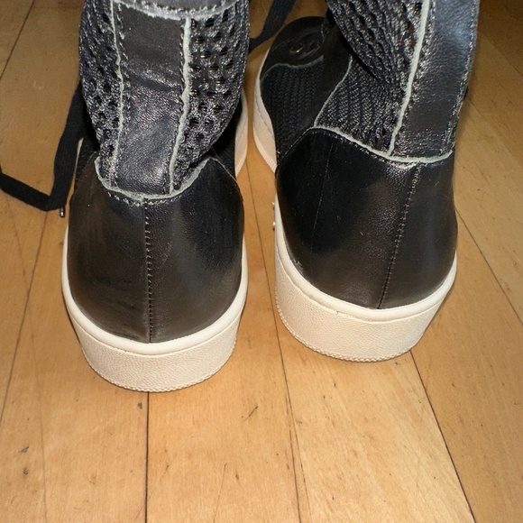 Vince Camuto Black leather/ mesh sneaker, 7.5, CB2318 - Picture 6 of 8